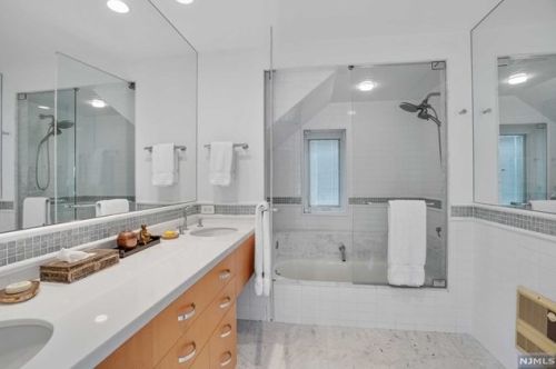 23 Shr Rd, Edgewater NJ 07020-1519 exterior