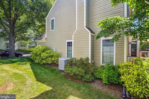 803 Catoctin Cir, Leesburg VA 20176-4951 exterior