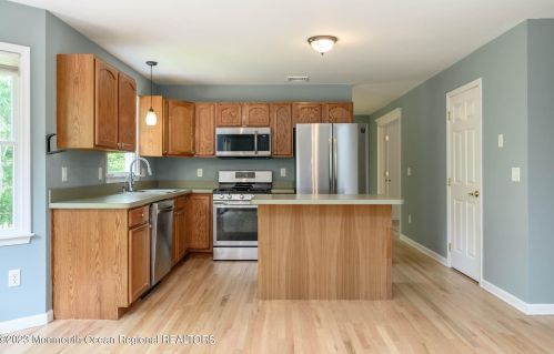 86 Serpentine Dr, Berkeley Township NJ  08721-3051 exterior