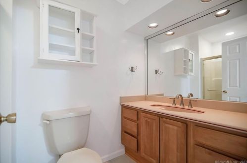 8 The Laurels, Enfield CT 06082-2349 exterior