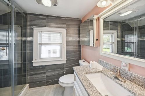 43 St, Windsor Locks CT 06096-1357 exterior