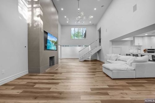 2 Toboggan Rdg Rd, Upper Saddle River NJ 07458-2521 exterior