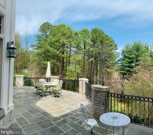 1289 Ballantrae Farm Dr, Mc Lean VA 22101-3027 exterior