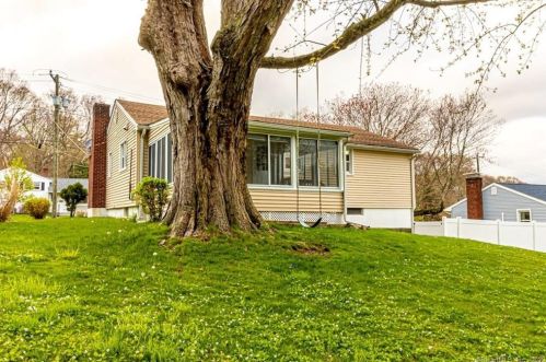 36 Park Avenue Ext, Uncasville CT 06382-1817 exterior