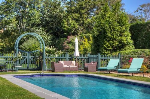 225 Ruggles Ave, Middletown RI 02840-4351 exterior