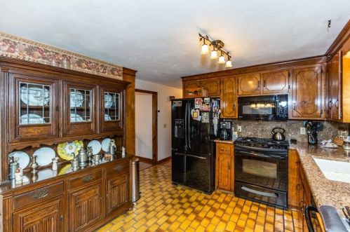 8 Ferncrest Dr, Providence RI 02919-3503 exterior