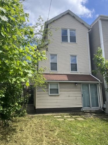 22 Ainsworth St, Pittsburgh PA  15220-5702 exterior