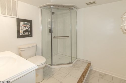 10 Marion Ln, Scotch Plains NJ 07076-2925 exterior