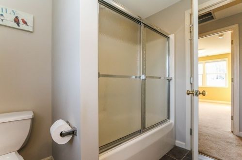 25 Gates Ave, Springfield MA 01118-2302 exterior