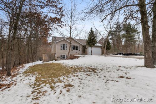 7070 Riverwood Dr, Belding, MI 48809-9586