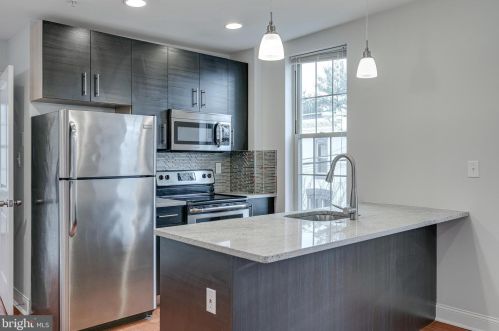 2401 Carpenter St, Philadelphia PA 19146-2418 exterior