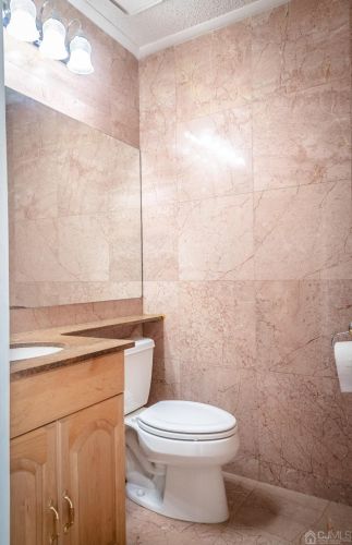 10 Park Gate Dr, Edison NJ 08820-4025 exterior