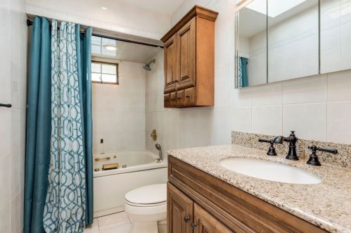 6 Gaymor Ln, Commack NY 11725-1305 exterior