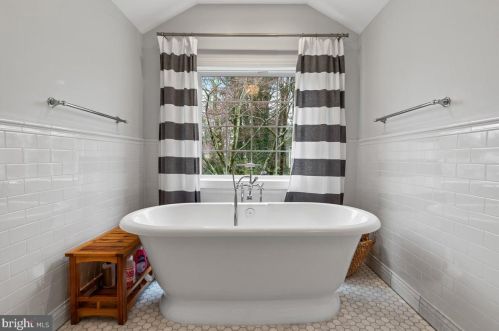 32 Evergreen Cir, Princeton NJ 08540-4028 exterior