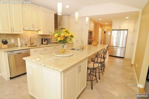 902 Country Clb Dr, Teaneck NJ  07666-5600 exterior