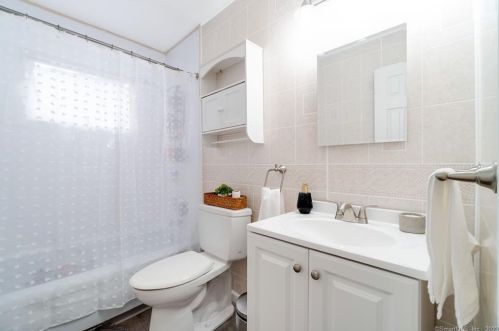 35 Harley Rd, Milford CT 06460-3725 exterior