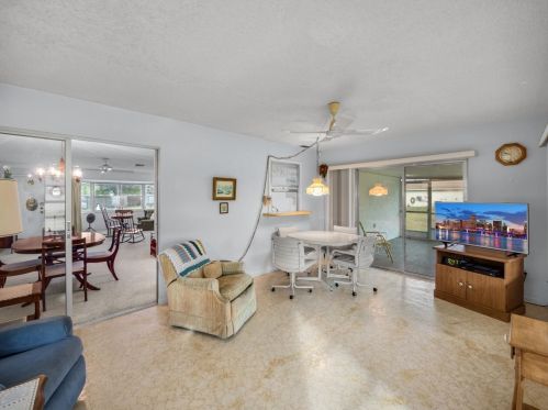 481 Curtis St, Fort Pierce FL 34983-1933 exterior