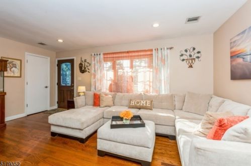 26 Acorn Dr, Clark NJ 07066-2109 exterior