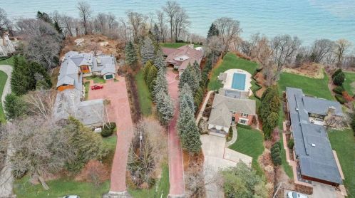 6990 Barnett Ln, Milwaukee WI 53217-3606 exterior