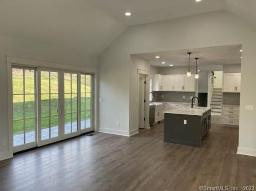 6 Singing Wood Ct, Norwalk CT 06850-1223 exterior