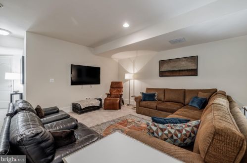 1456 Harvest Xing Dr, Mc Lean VA 22101-5651 exterior