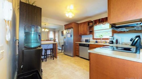 101 Grn Mnr Rd, Enfield CT 06082-4112 exterior