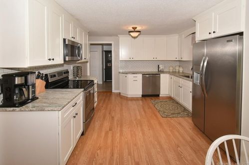 281 Abbe Rd, Enfield CT 06082-5745 exterior