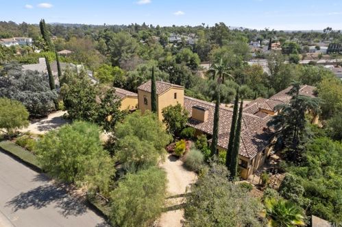 1028 Crestview Dr, Fullerton CA 92833-2203 exterior