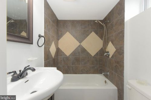 6916 Westhampton Dr, Alexandria VA 22307-1528 exterior