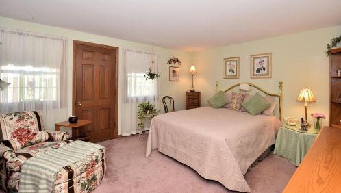 4937 Colonial Ct, Milwaukee WI exterior