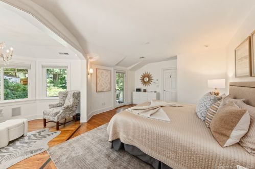 38 Pequot Trl, Westport CT 06880-2930 exterior