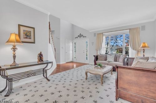 33 Heinrick Way, Bridgewater NJ 08807-5660 exterior