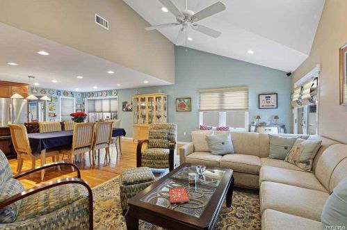 218 Woodsome Rd, Babylon NY 11702-3319 exterior