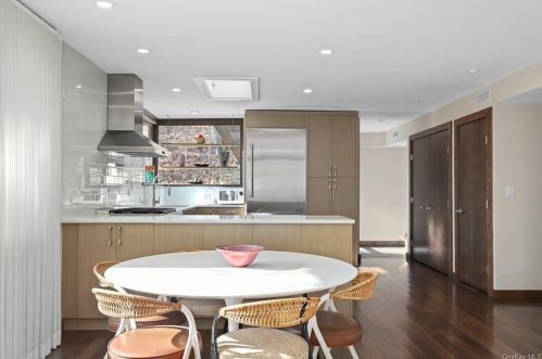 24 Elizabeth Pl, Armonk NY 10504-1428 exterior