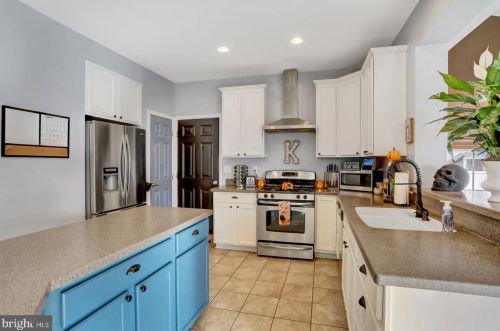 1942 Oak Hills Dr, Hanover PA 17331-9441 exterior