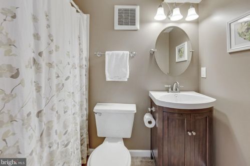 6039 Hydrangea Dr, Alexandria VA 22310-4415 exterior