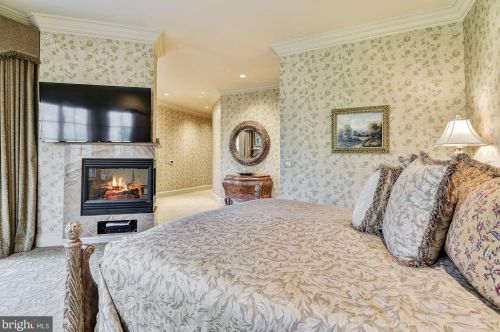 896 Alvermar Rdg Dr, Mc Lean VA 22102-1439 exterior