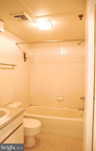 130 Arch St, Philadelphia PA  19106-2200 exterior