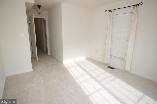 5082 Donovan Dr, Alexandria VA 22304-7755 exterior