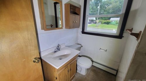 35 Ganny Ter, Enfield CT 06082-3044 exterior