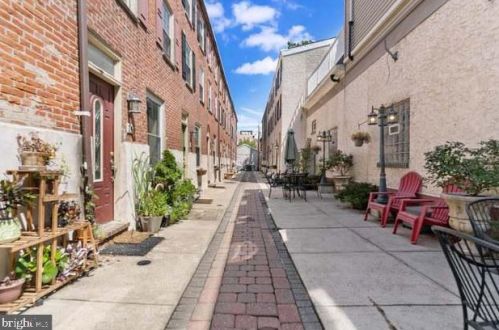 525 Fitzwater St, Philadelphia PA  19147-3029 exterior