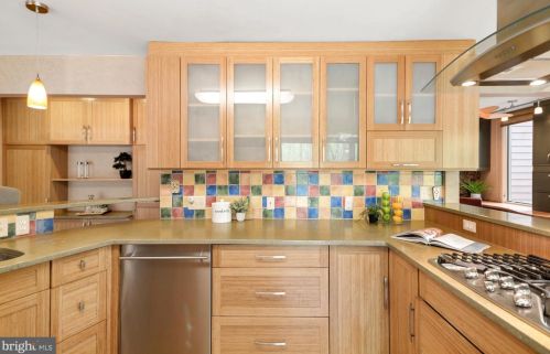 16 Arlive Ct, Rockville MD 20854-2978 exterior