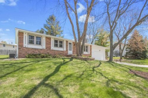 255 Michelle Ct, Green Bay, WI 54302-4925