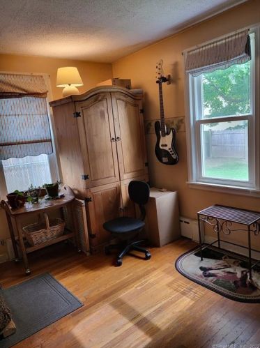 8 Green Valley Dr, Enfield CT 06082-4910 exterior