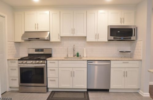 16 Ruby Ln, East Hanover NJ  07936-3434 exterior