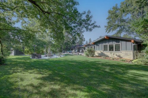 925 Bay Point Rd, Milwaukee WI  53217-1355 exterior