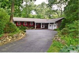 7 Fenimore Ln, Hunt, NY 11743-5720