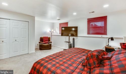 8209 Roxbury Dr, Alexandria VA 22309-3728 exterior