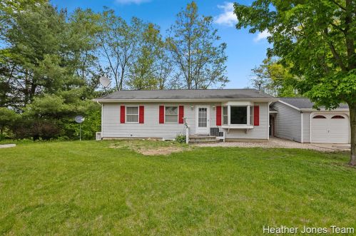 5682 Bartonville Rd, Belding, MI 48809-8703