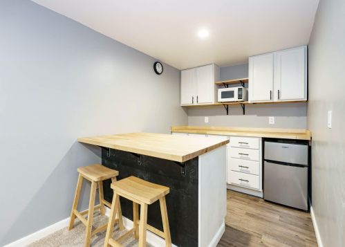 2206 Frst Dr, Kalamazoo MI 49002-6442 exterior